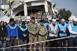 الأتراك يؤدون صلاة الجمعة بين الأنقاض بولاية هاطاي