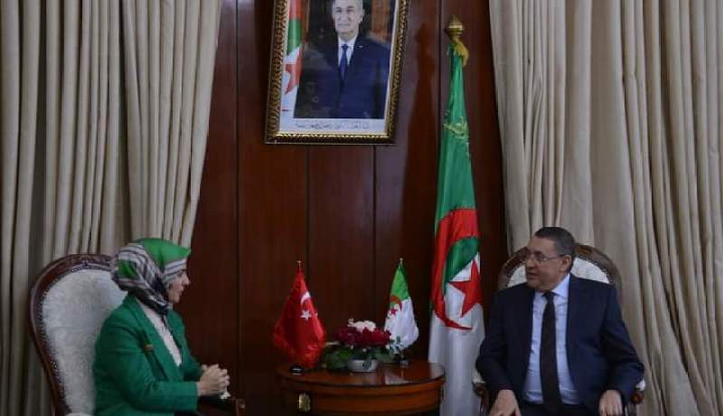 وزير الداخلية يستقبل سفيرة تركيا بالجزائر