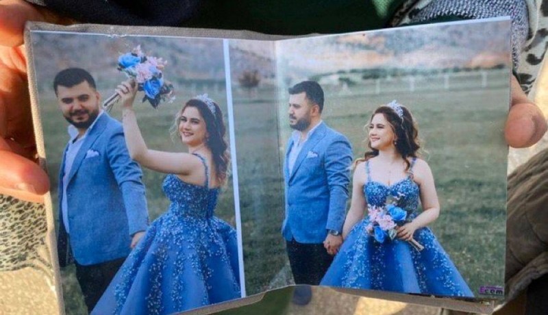صورة تفطر القلوب.. تركي ينهار أمام بقايا منزل خطيبته