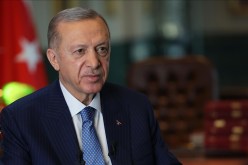 أردوغان يتعهد بإعادة الإعمار في غضون عام واحد