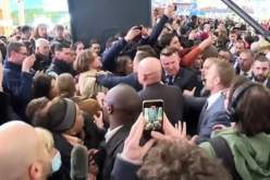 شاهد.. نشطاء يهاجمون ماكرون في معرض بباريس