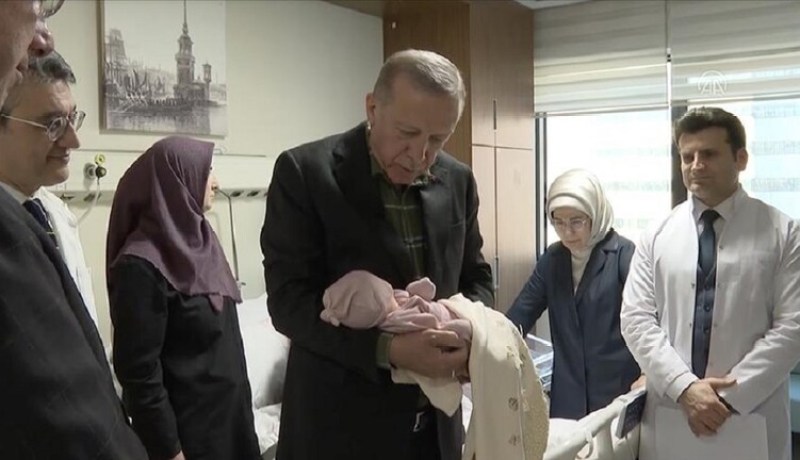 أردوغان يؤذن في أذن مولودة ناجية من الزلزال ويطلق عليها هذا الاسم