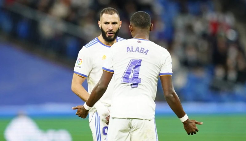 جماهير الريال تطالب بطرد آلابا من الفريق بسبب بن زيمة