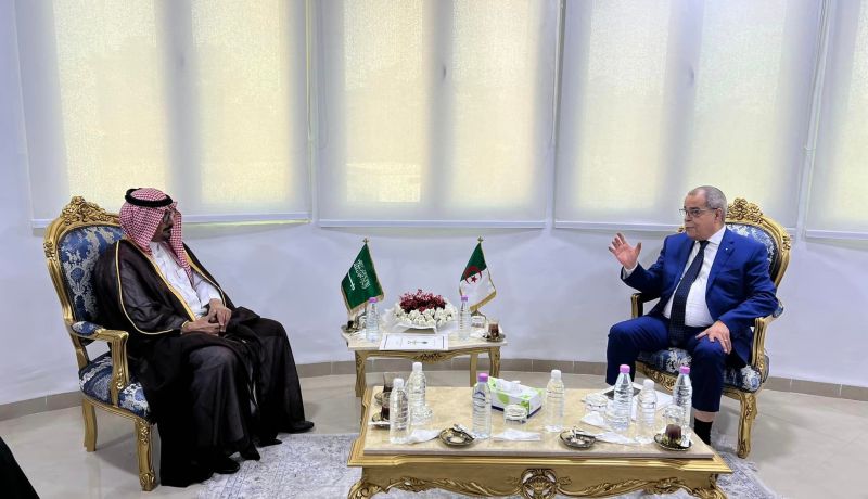 عون يستقبل السفير السعودي رفقة وفد من مجمع “جمجوم فارما”