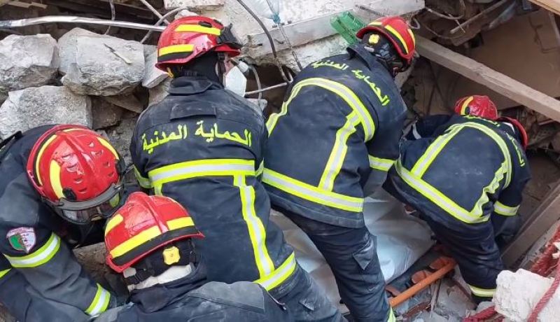 بالفيديو.. الحماية المدنية الجزائرية تنتشل الضحية السابعة من تحت الانقاض بحي الصالحين بحلب