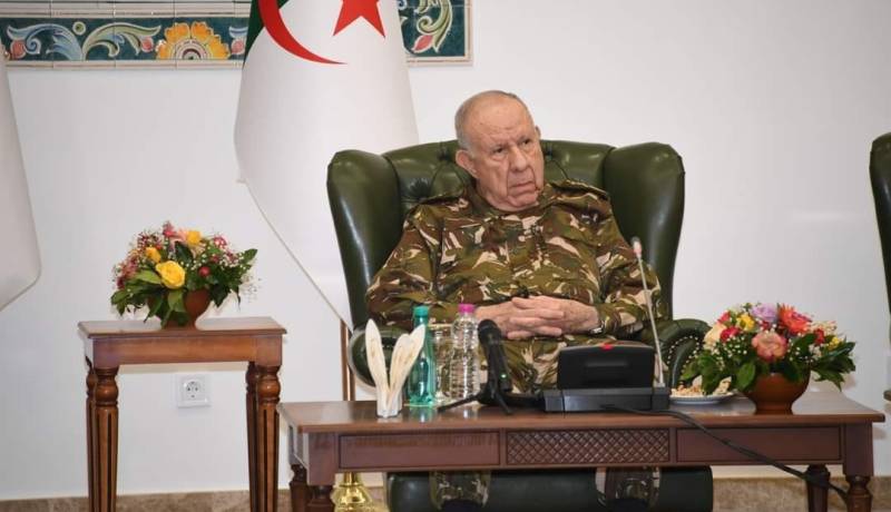 الفريق أول شنقريحة يستقبل رئيس أركان القوات المسلحة القطرية