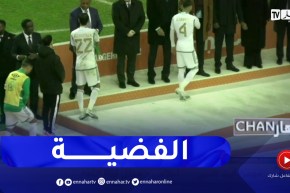 لحظة إستلام المنتخب المحلي ميداليات المركز الثاني