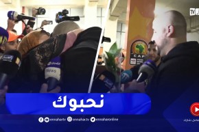 “شاهد..”عجوز” تواسي بوقرة بالدموع و تهديه وردة ..”درت لي عليك