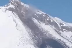 بالفيديو.. ظاهرة “غريبة” يشهدها جبل في بؤرة الزلزال المدمّر