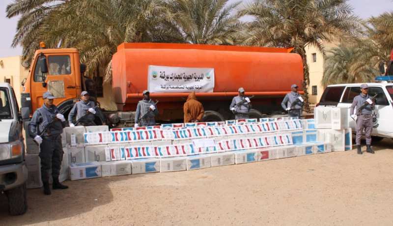 العثور على أكثر من 25 ألف سجائر أجنبية مخبأة داخل شاحنة صهريج بورقلة