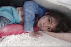 “عمو طلعني بصير عندك خدامة”.. فيديو يدمي القلوب لطفلة سورية تحت الأنقاض