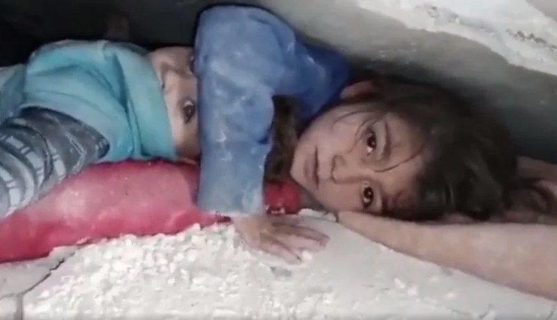 “عمو طلعني بصير عندك خدامة”.. فيديو يدمي القلوب لطفلة سورية تحت الأنقاض