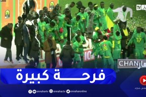 لحظة تسليم الكأس والميداليات الذهبية للمنتخب السنغالي