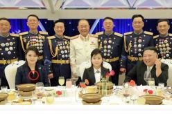 زوجة كيم جونغ أون تزين عنقها بصاروخ باليستي