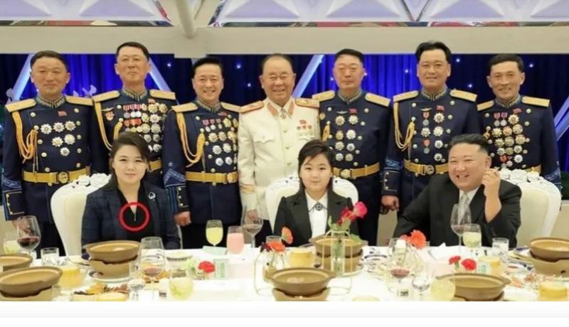 زوجة كيم جونغ أون تزين عنقها بصاروخ باليستي