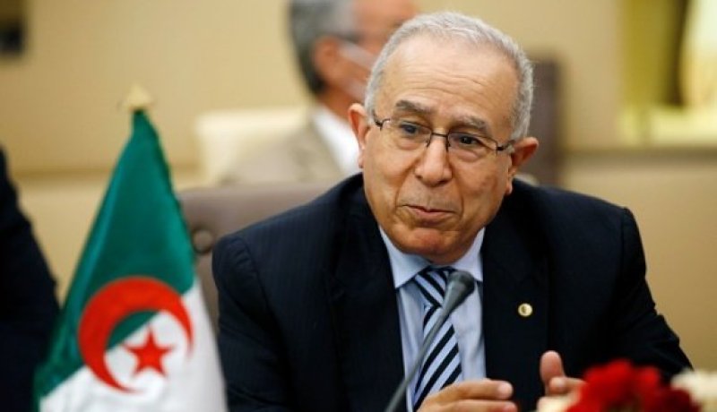 لعمامرة يجري محادثات ثنائية مع العديد من نظرائه الأفارقة