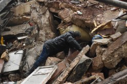 من تحت الأنقاض.. مسن سوري يطلب ماء للوضوء حتى لا تفوته الصلاة