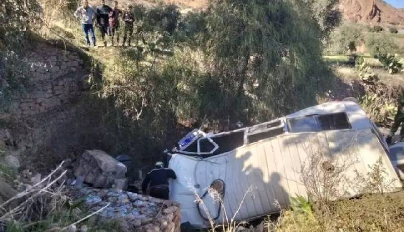 إصابة 12 شخصا إثر إنحراف حافلة في غليزان