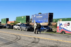 العثور على 13 مهاجرا وجثتين في قطار بتكساس