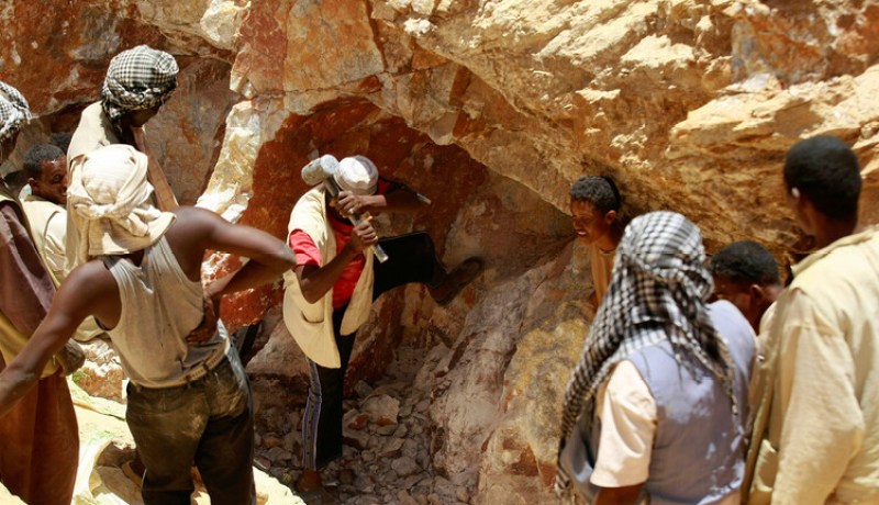 مصرع 10 عمال جراء انهيار منجم للذهب في السودان