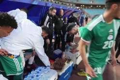 الحكم يوقف اللقاء لإفطار اللاعبين