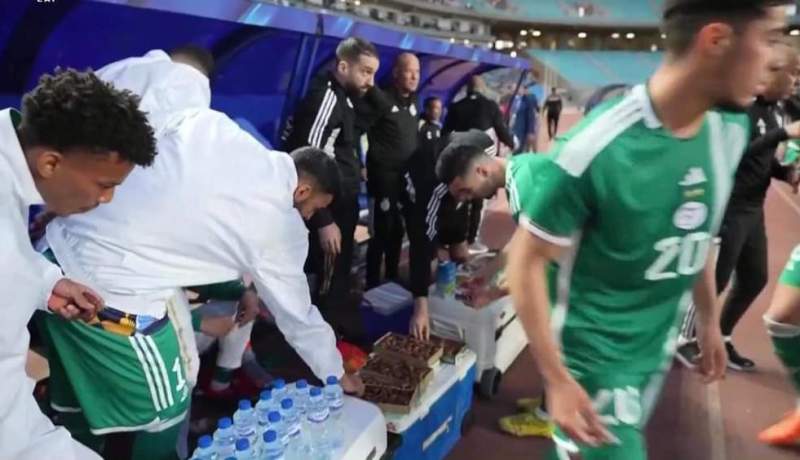 الحكم يوقف اللقاء لإفطار اللاعبين