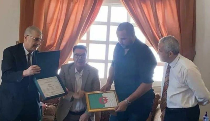 بالصور.. بوقرة يحظى بتكريم قنصل الجزائر بدبي