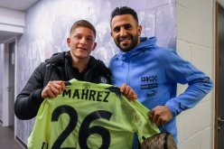 بن عروس يبدي فخره بملاقاة محرز