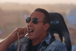 مشهد يحبس الأنفاس.. أحمد السقا يقطع رأس الثعبان بفمه!