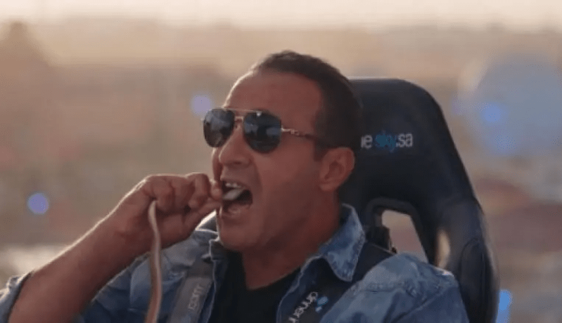 مشهد يحبس الأنفاس.. أحمد السقا يقطع رأس الثعبان بفمه!