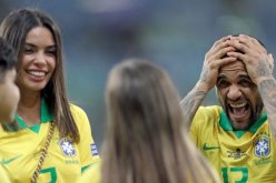 داني ألفيس يضرب عن الطعام في سجن برشلونة بسبب زوجته