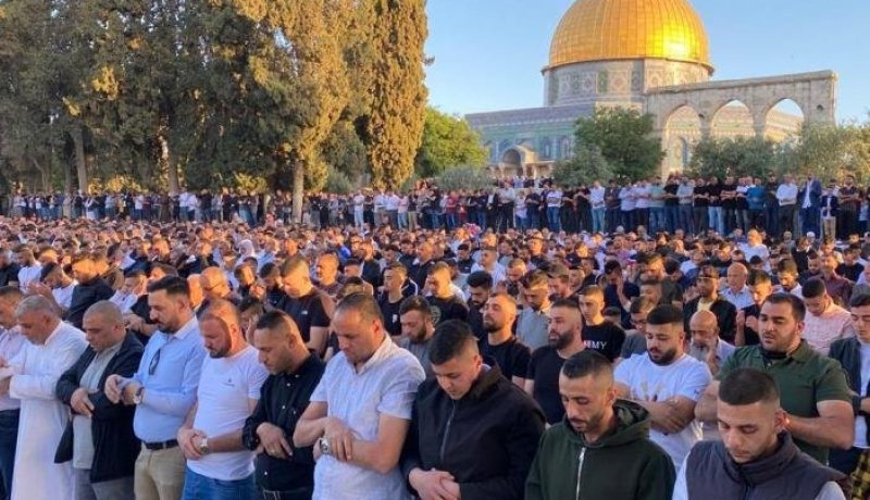 رغم القيود.. 250 ألف فلسطيني يؤدون صلاة الجمعة بالمسجد الأقصى