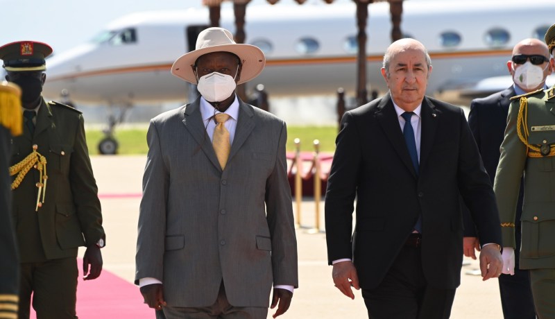 الرئيس الأوغندي ينهي زيارته إلى الجزائر