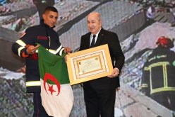 العون فارس علي متأثرا.. “الطفل الذي أنقذته فقد جميع أفراد عائلته”