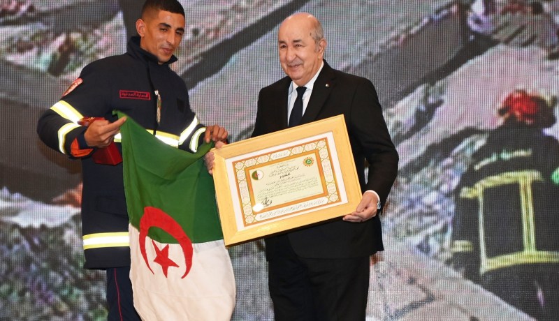 العون فارس علي متأثرا.. “الطفل الذي أنقذته فقد جميع أفراد عائلته”