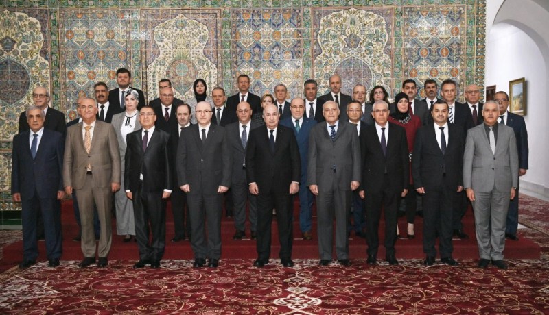 صورة تذكارية لرئيس الجمهورية مع الطاقم الحكومي الجديد