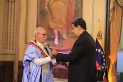 رئيس فنزويلا يمنح الرئيس الصحراوي حسام النصر من الدرجة الأولى