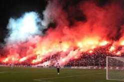 يُشعل “فيميجان” في الملاعب للسطو على هواتف المناصرين