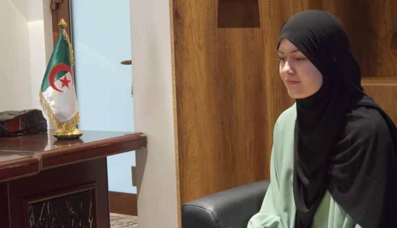 بالصور.. شابة فرنسية تعلن إسلامها بمسجد وهران وتختار سندس إسما لها