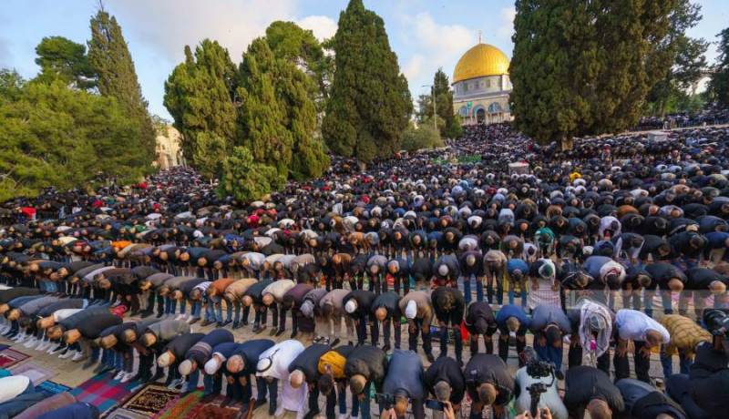 120 ألف فلسطيني يؤدون صلاة العيد في المسجد الأقصى