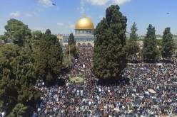 ربع مليون فلسطيني يؤدون صلاة الجمعة في الأقصى