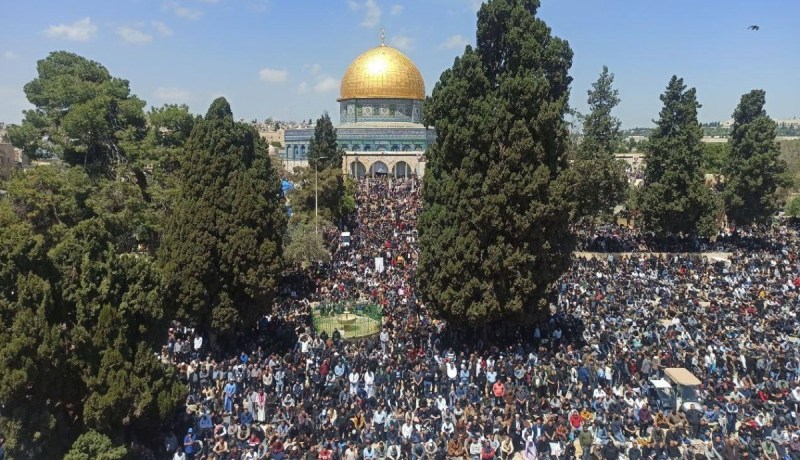 ربع مليون فلسطيني يؤدون صلاة الجمعة في الأقصى