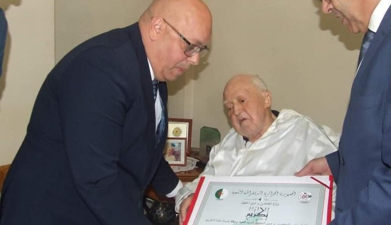 وزيرا المجاهدين و الاتصال يزوران المجاهد المدني حواس