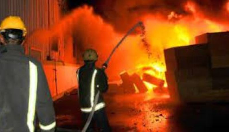 وهران: حريق مصنع لإنتاج مواد البناء بالمنطقة الصناعية واد تيليلات