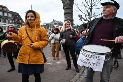 بالفيديو.. الفرنسيون يستقبلون ماكرون بقرع القدور