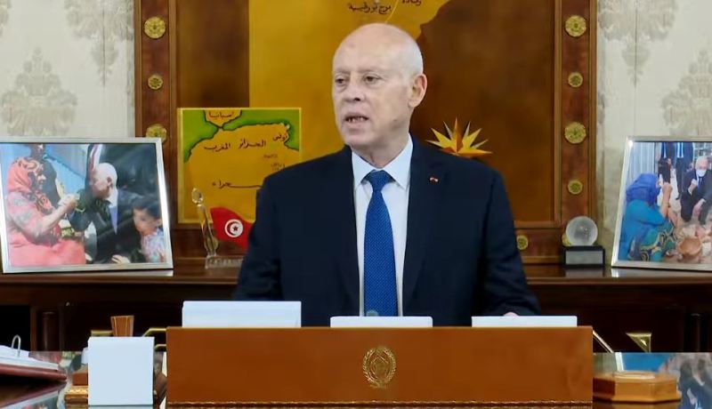 الرئيس التونسي يرد بقوة على شائعات مرضه.. ويتوعد معارضيه