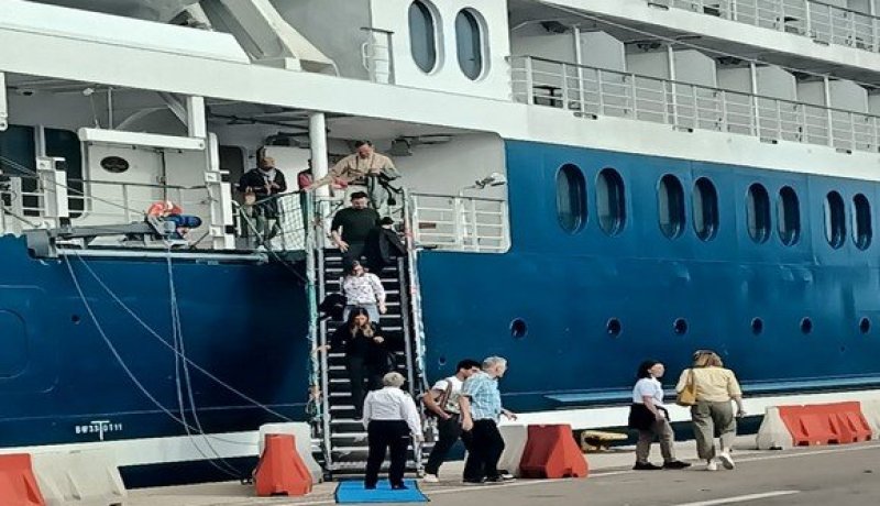 رسو باخرة على متنها 64 سائحا أجنبيا بميناء وهران