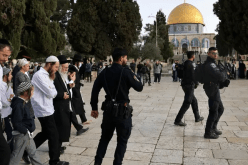 تحت حراسة أمنية.. مستوطنون يقتحمون باحات المسجد الأقصى