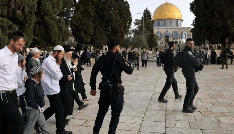 تحت حراسة أمنية.. مستوطنون يقتحمون باحات المسجد الأقصى