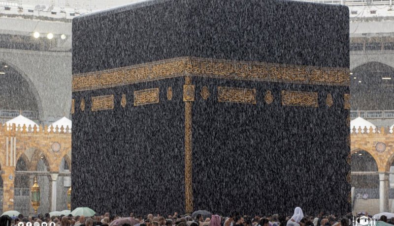 أمطار الخير تنهمر على ضيوف الرحمان بمكة